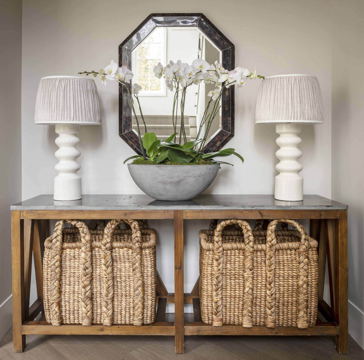 11-entry-table-seagrass-baskets-white-lamps