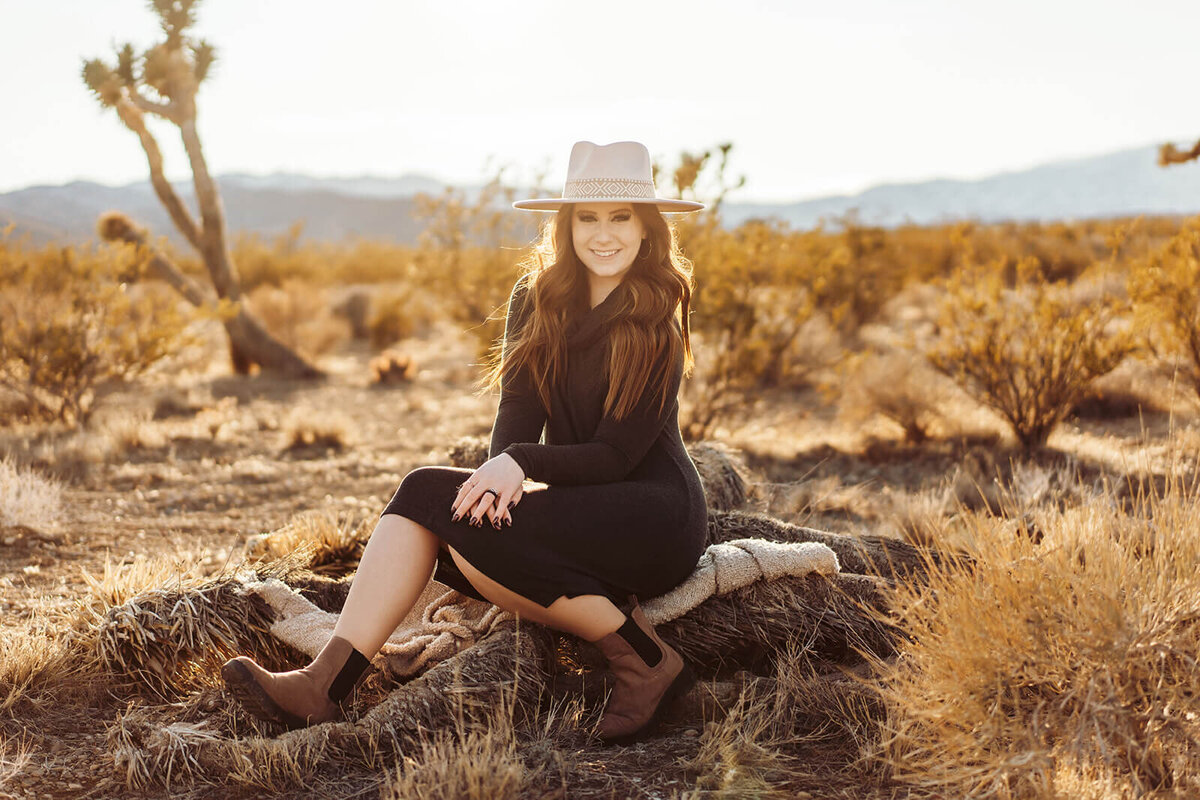 Senior-session-in-the-desert-the-girl-in-a-hat-Rachel-Murray