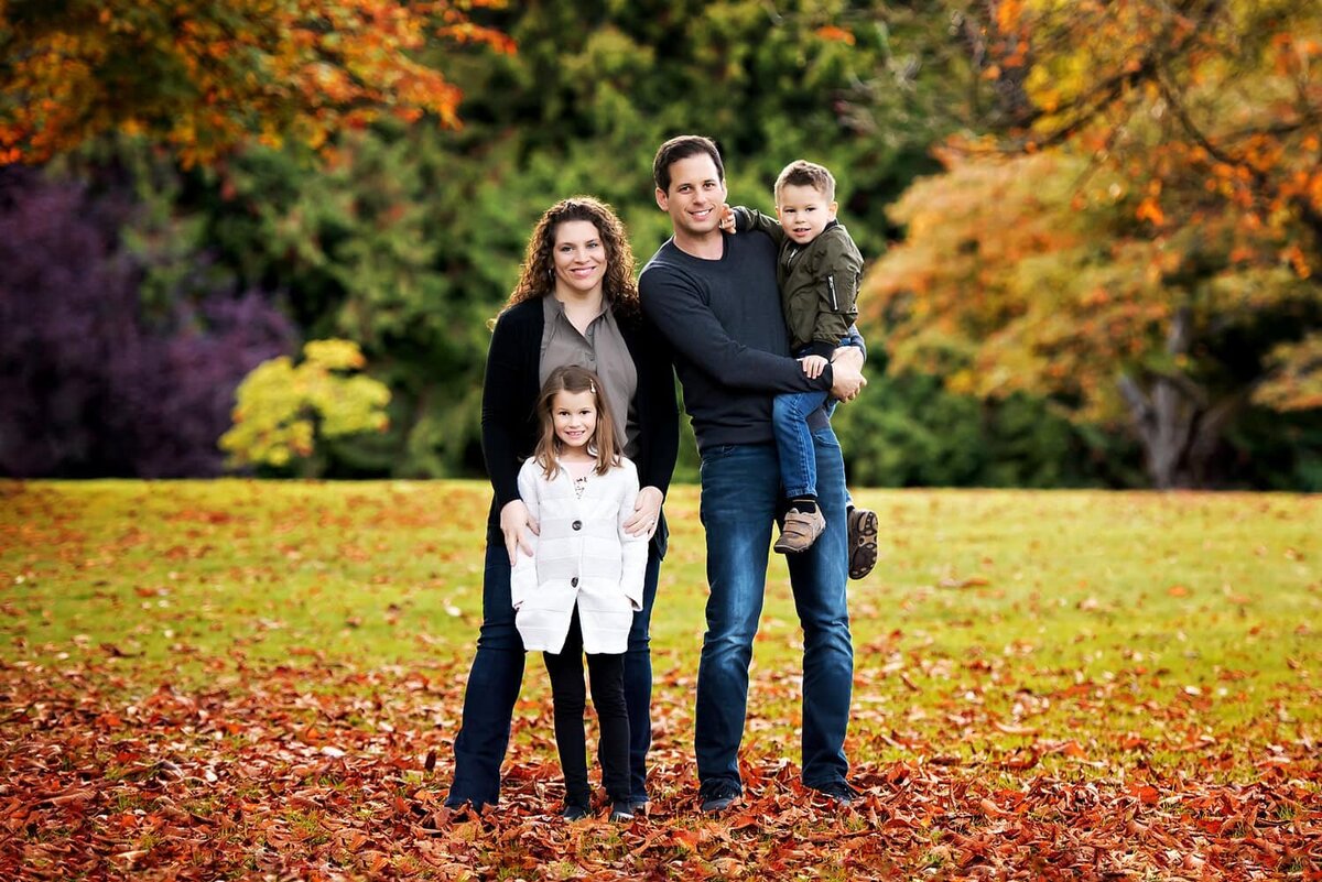 outdoor-family-photography_vancouver-fraser-valley_queen-elizabeth-park_autumn-leaves-mother-father-2-children