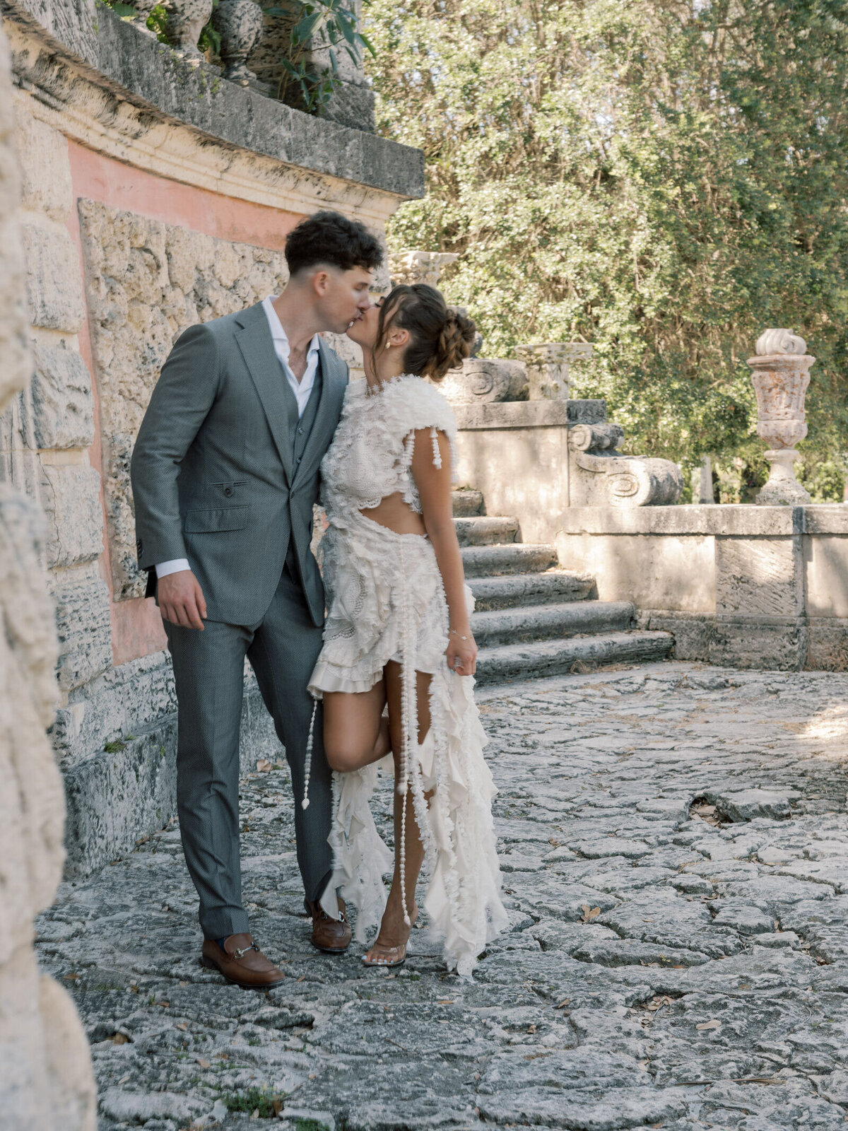 vizcaya-engagement-romantic-kiss-in-garden