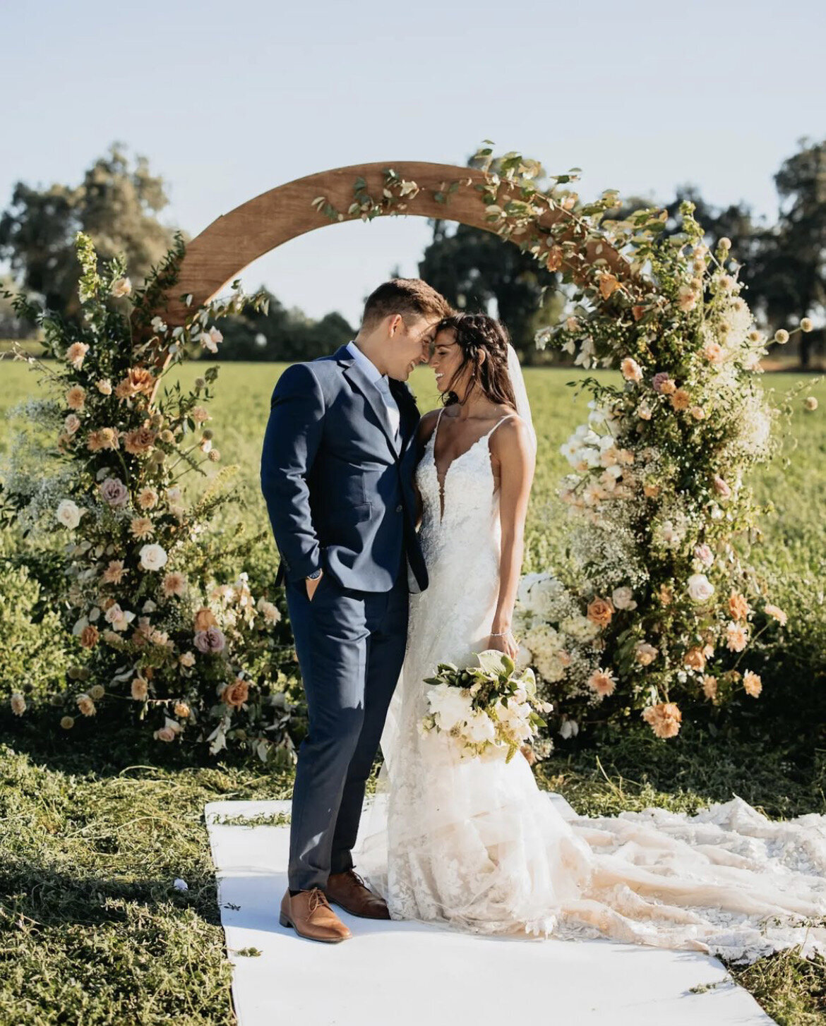 Newlyweds archway portrait | Bella Fleur