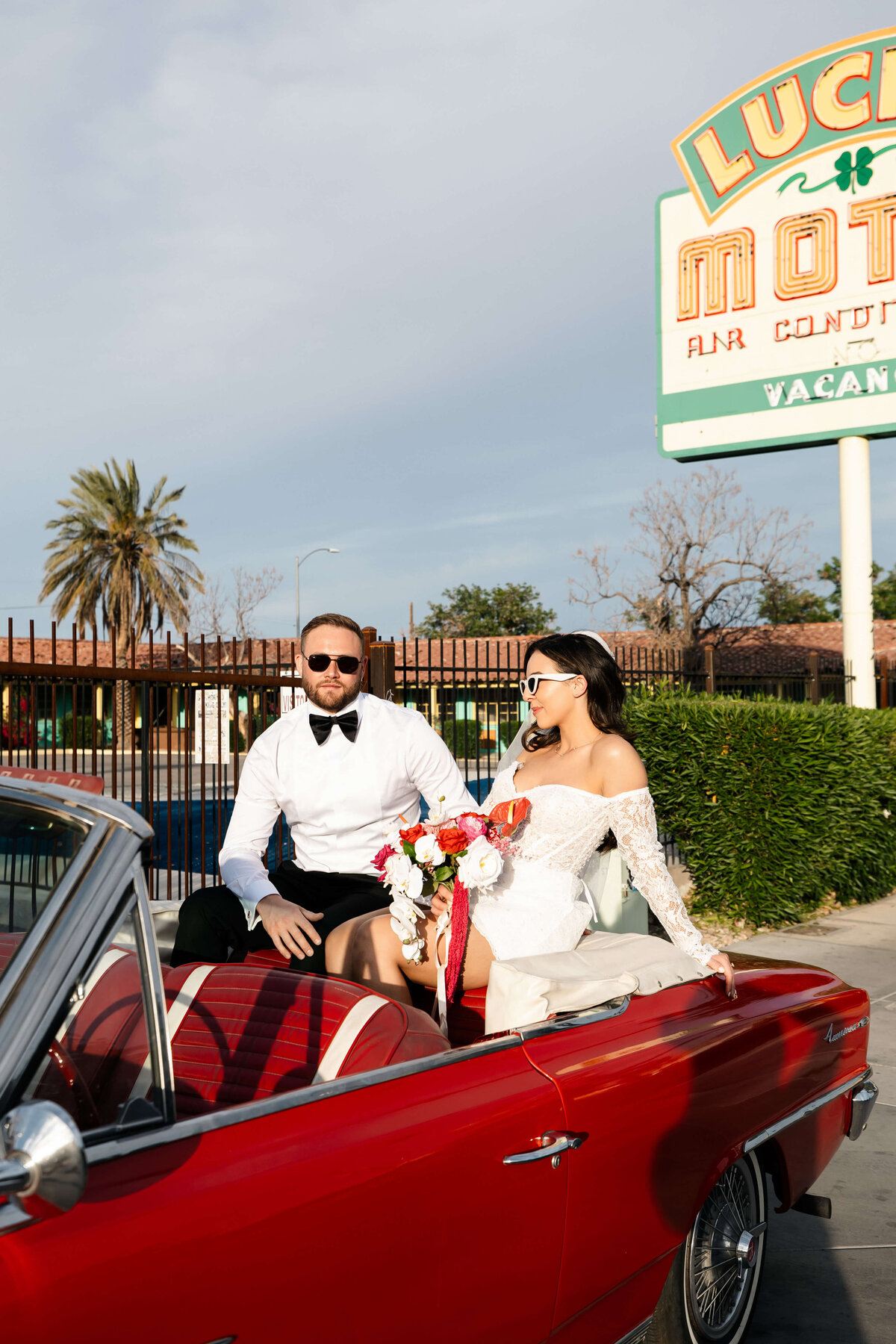 70riskyexposure_hannah-rory_las-vegas-elopement-photography