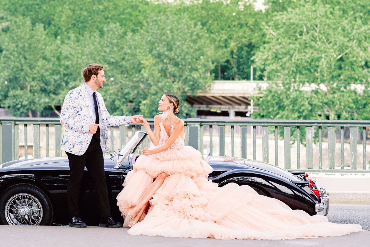 Paris Engagement session with vintage car photographed by Italy wedding photographer