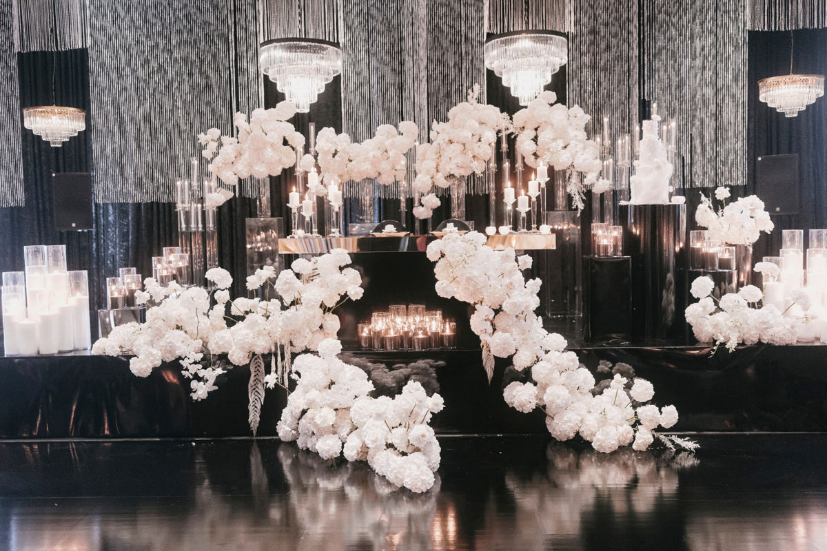 kavita-mohan-black-white-reception-flowers-candles-chandelier-sweetheart-table