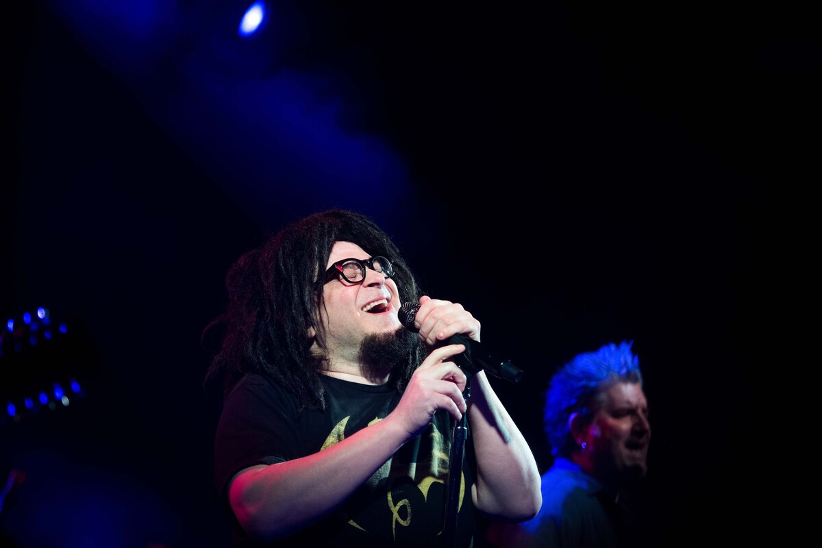 Adam Fredric Duritz sings on stage