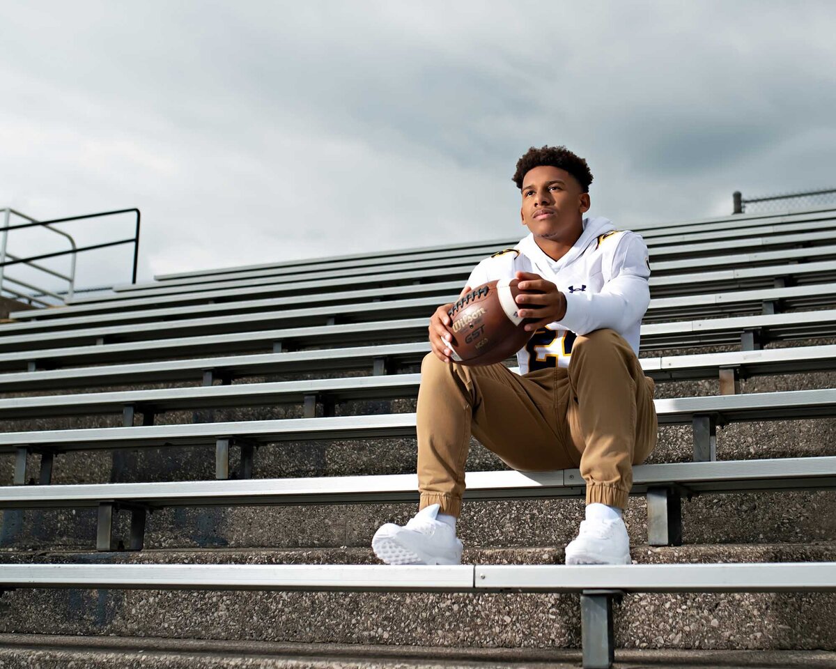 creative-posing-for-senior-photos-lansing