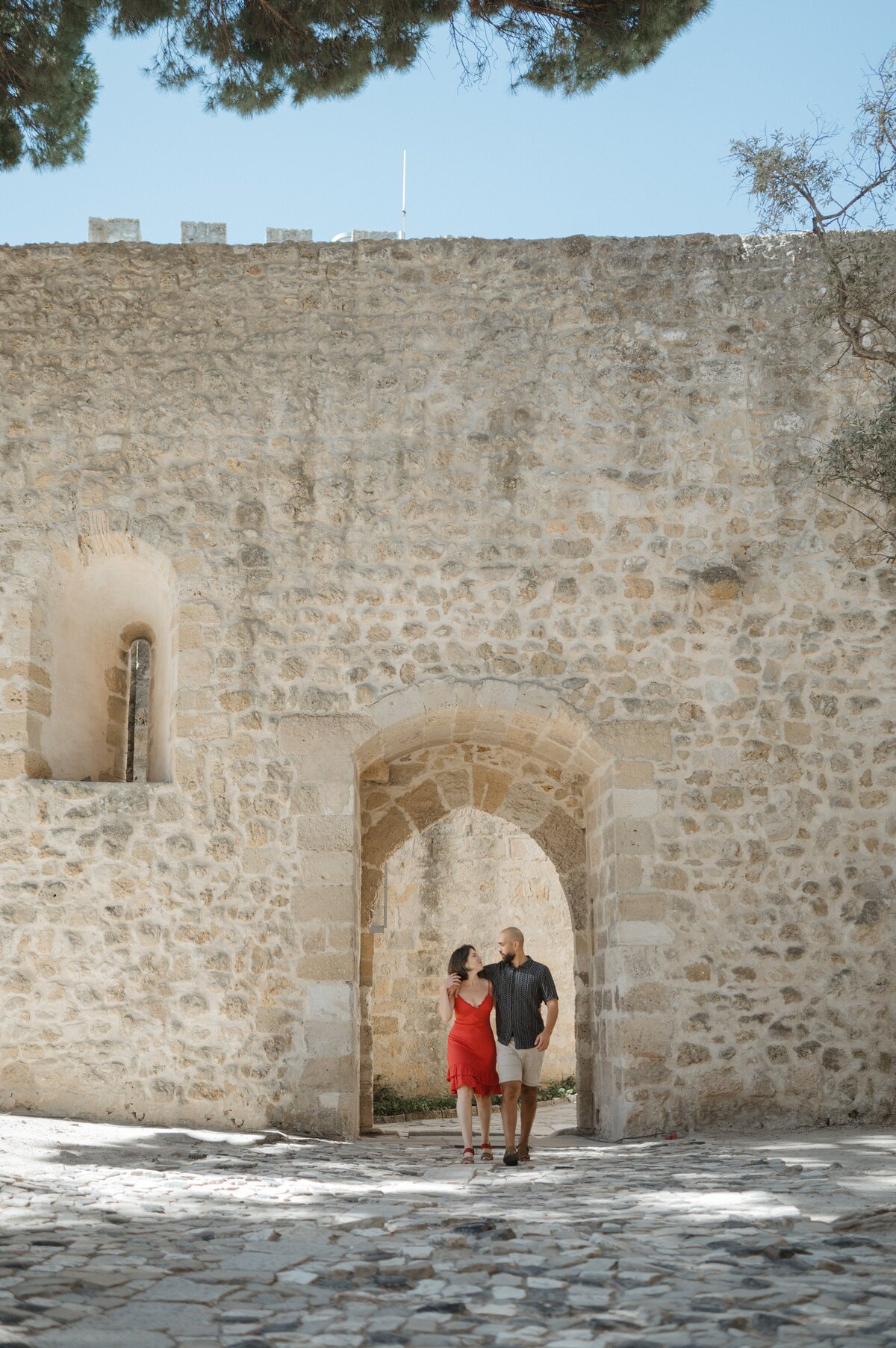 Portugal-couple-session-lisbon-castle-sao-jorge