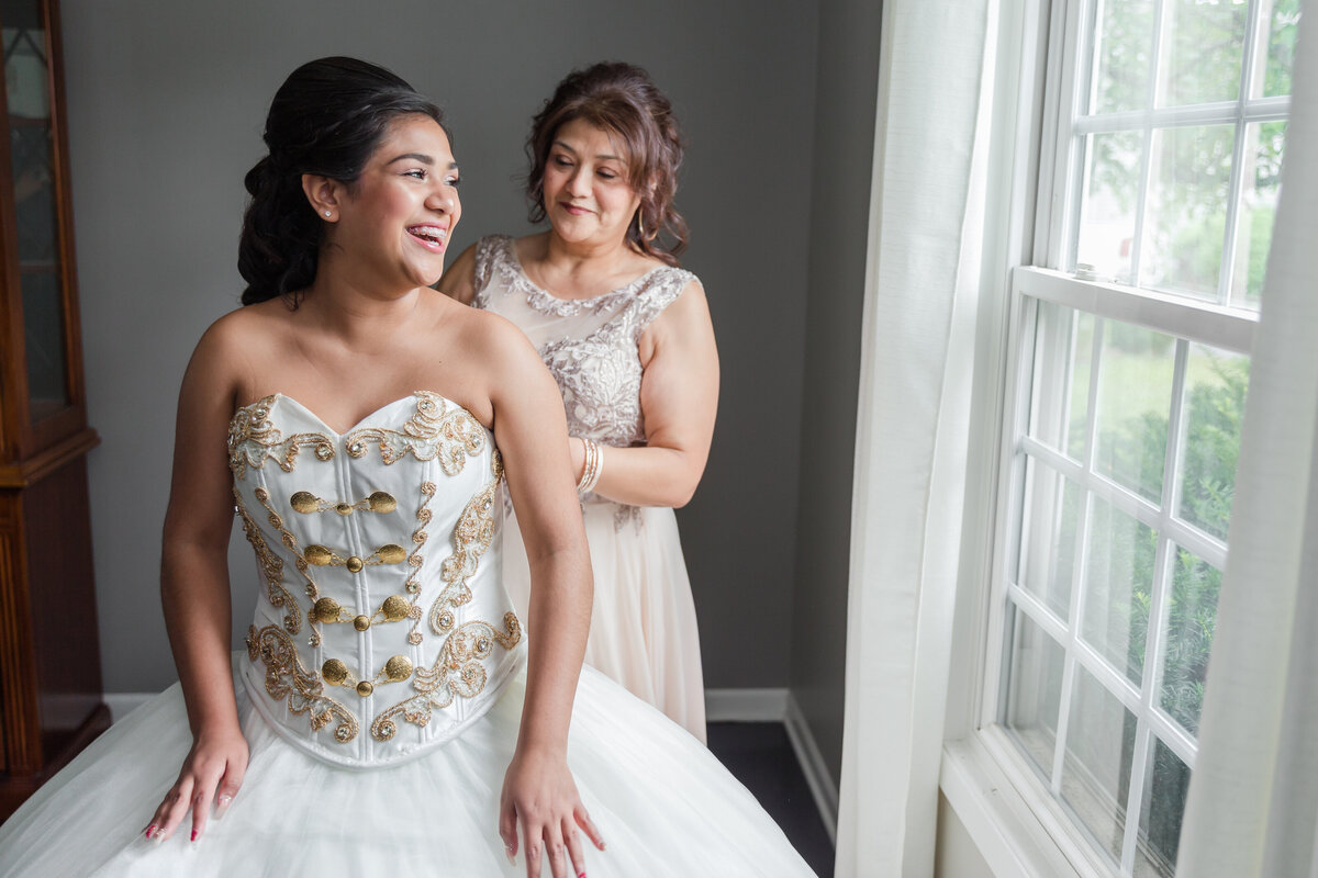 Maira Ochoa Photography, Quinceanera getting ready portraits in Gurnee, mother and daughter portraits-16