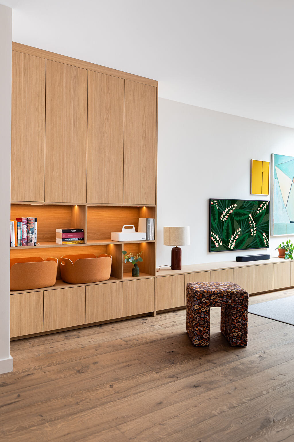 eiken maatwerkkast met samsung the frame tv en artwall