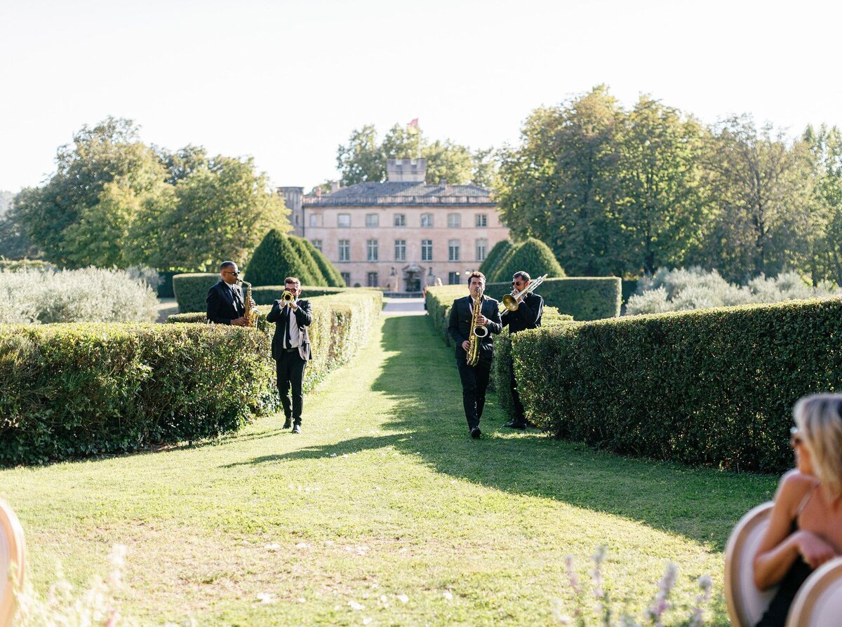 Musicians-wedding-ceremony-Provence-chateau