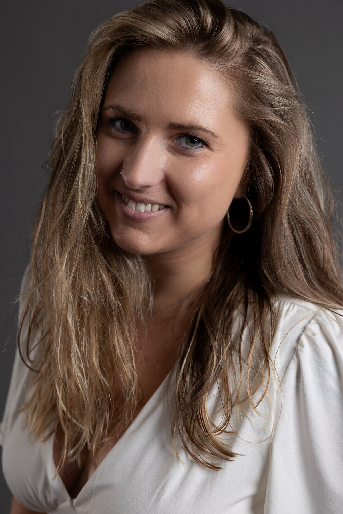 Portrait de jeune femme aux cheveux longs en studio Montréal