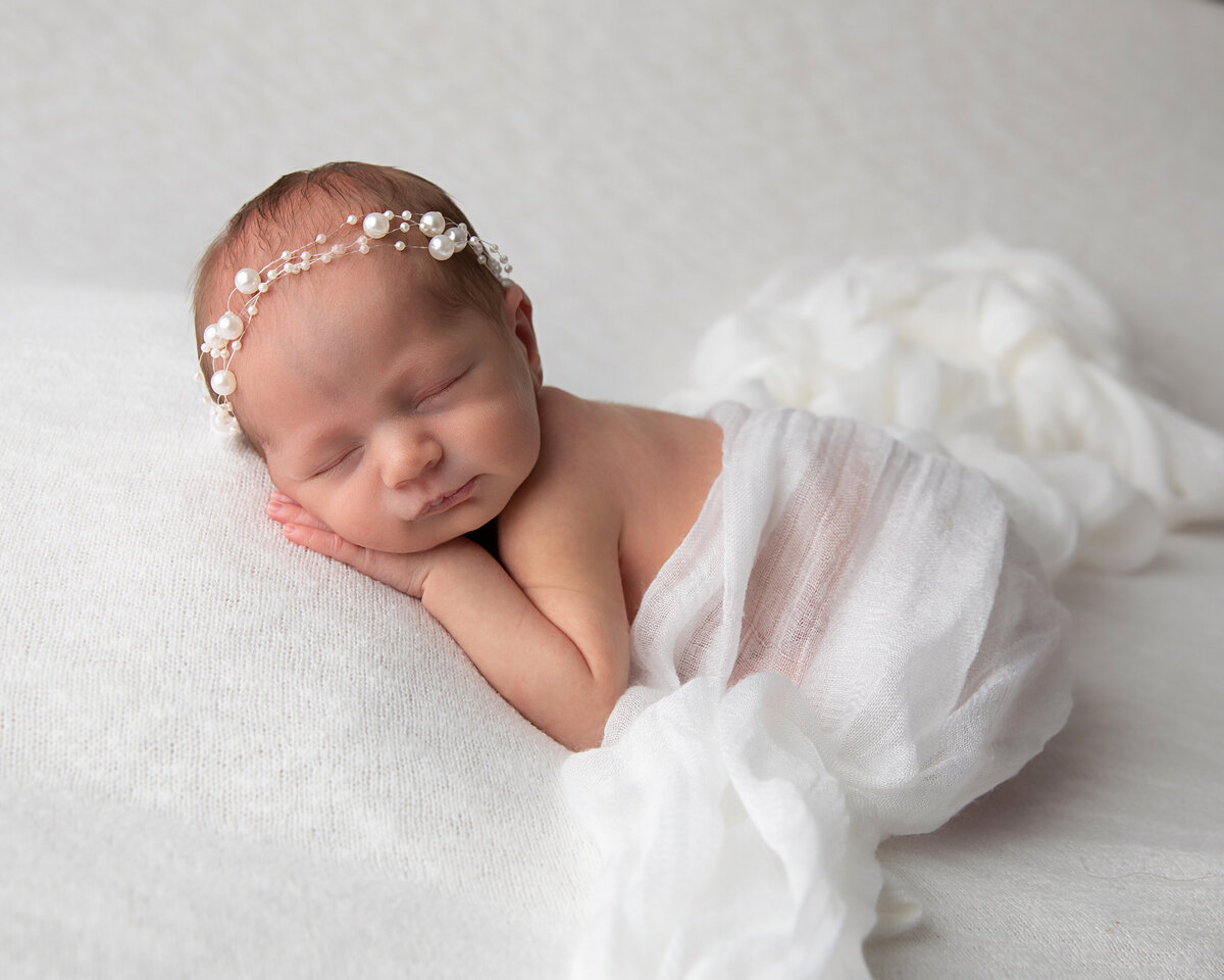 white-backdrop-newborn