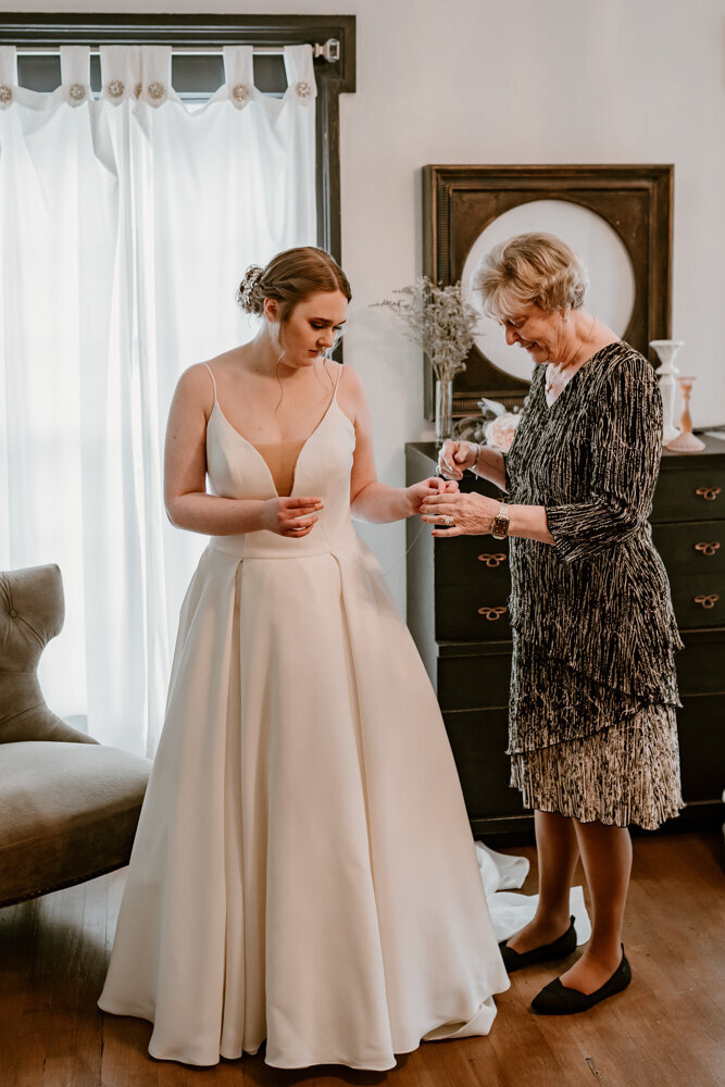 storyteller-collective-photo-co-bride-with-grandmother-getting-ready-sister-hill-manchester-iowa