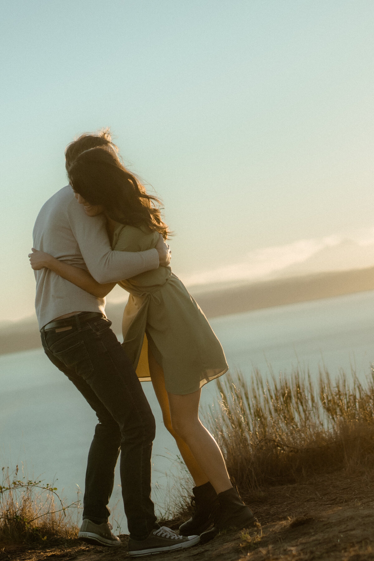 Jo-Dan-Discovery-Park-in-Seattle-Couple-Session-Amy-Law-Photography-17