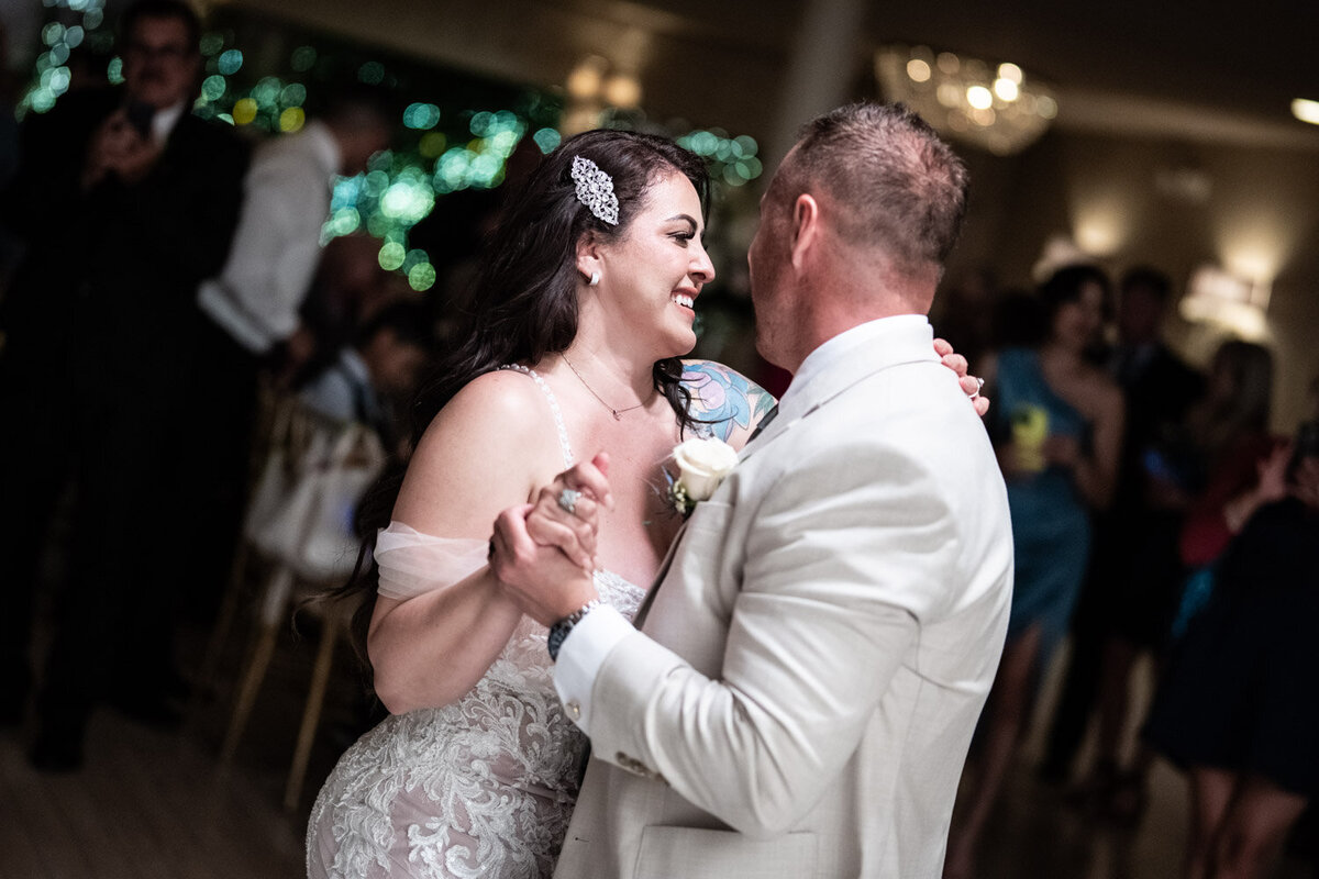 First dance of bride and groom at Southern Oaks