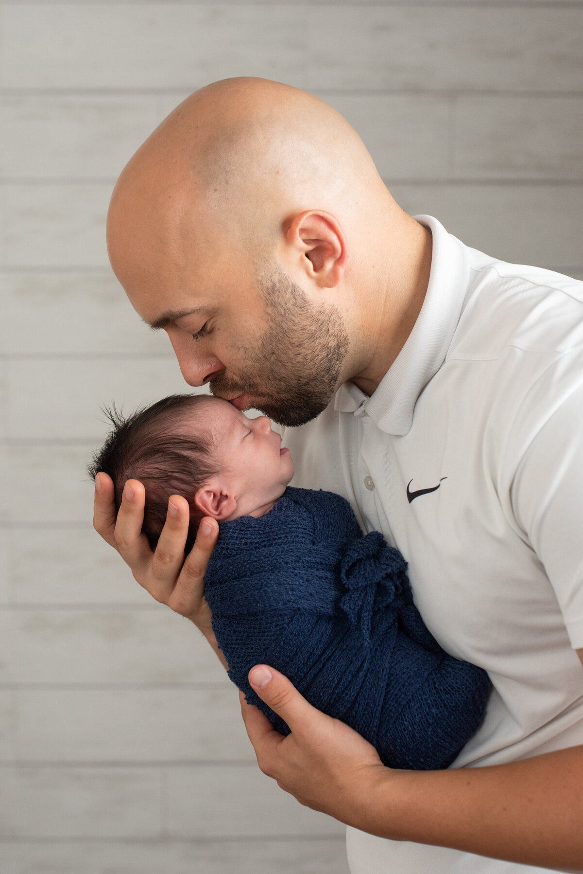 newborn-portraits-dad-kisses-baby-cuyahoga-falls-photographer