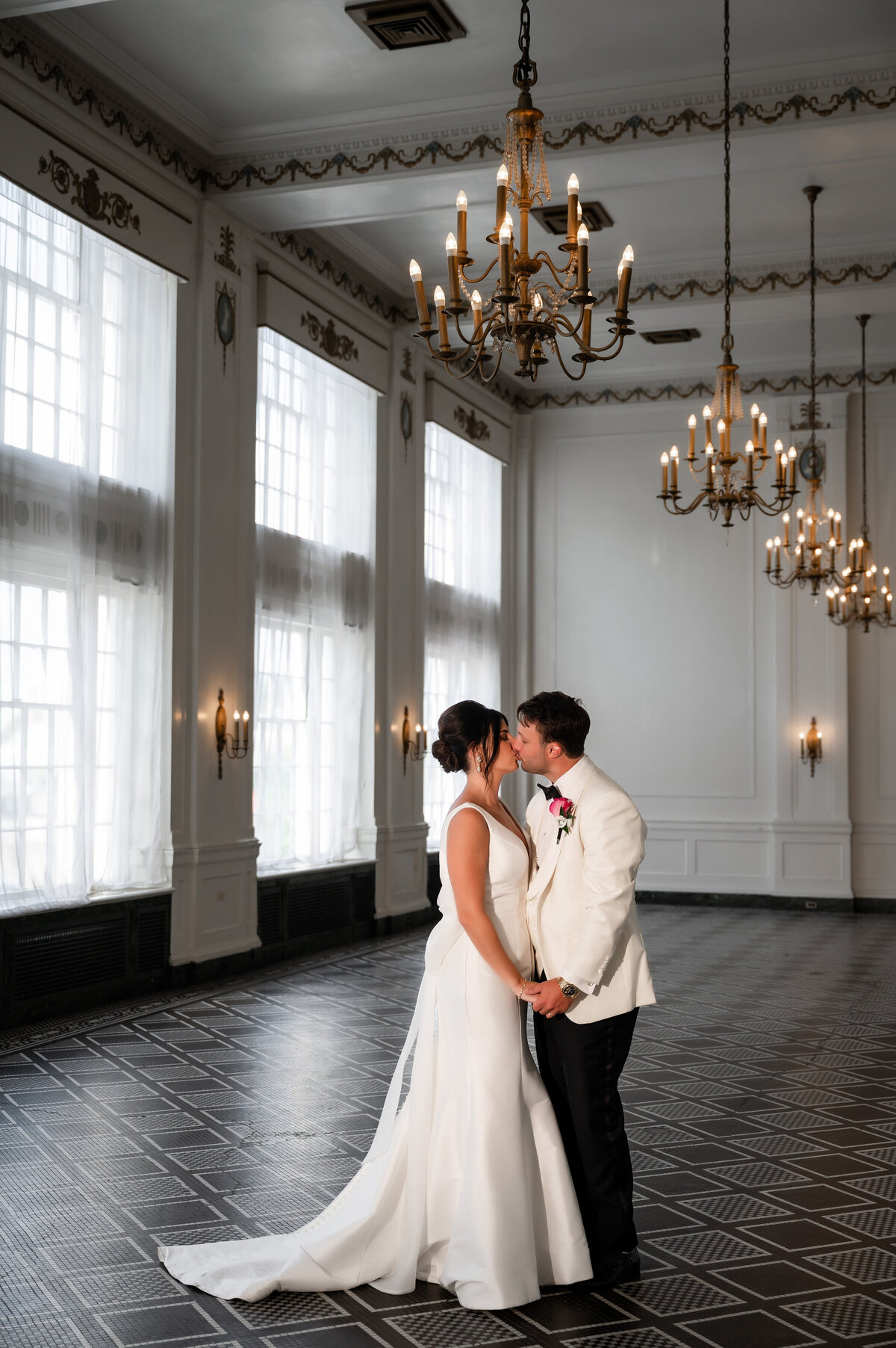 wedding pictures inside of the george washington hotel