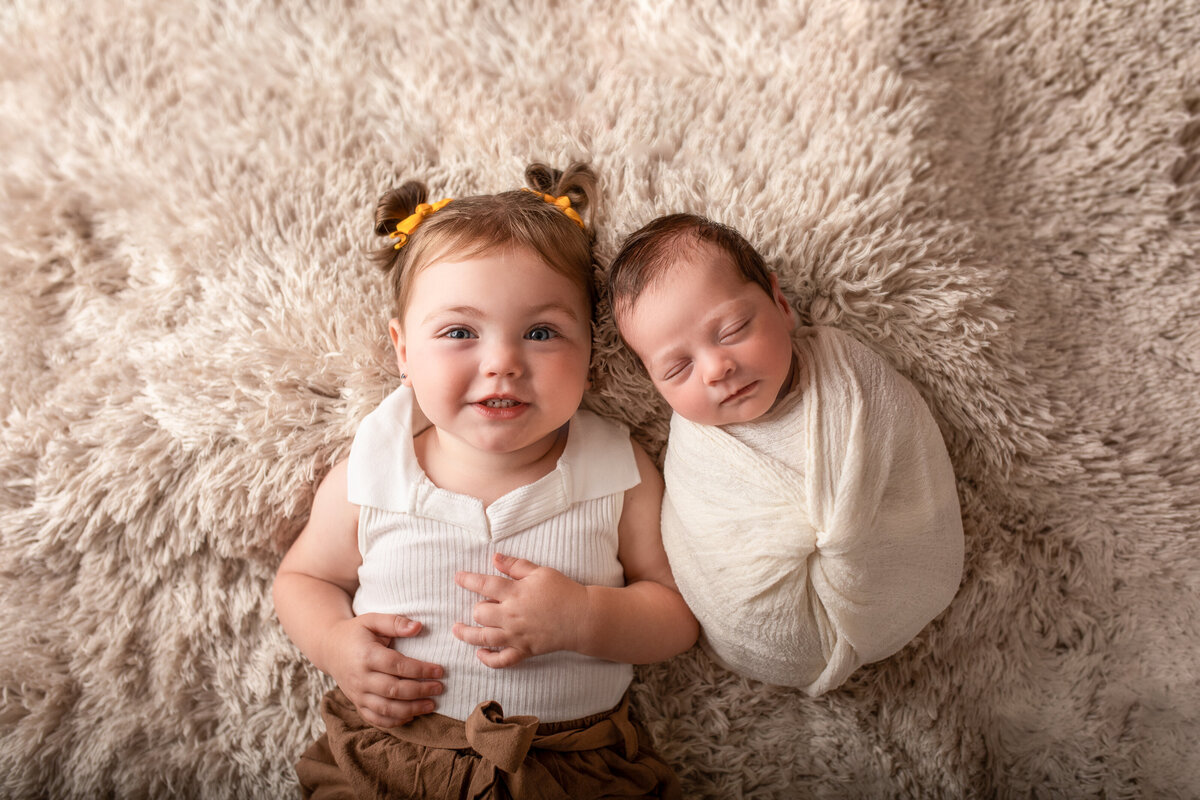 Newborn-Sibling-neutral colors-Hicksville NY