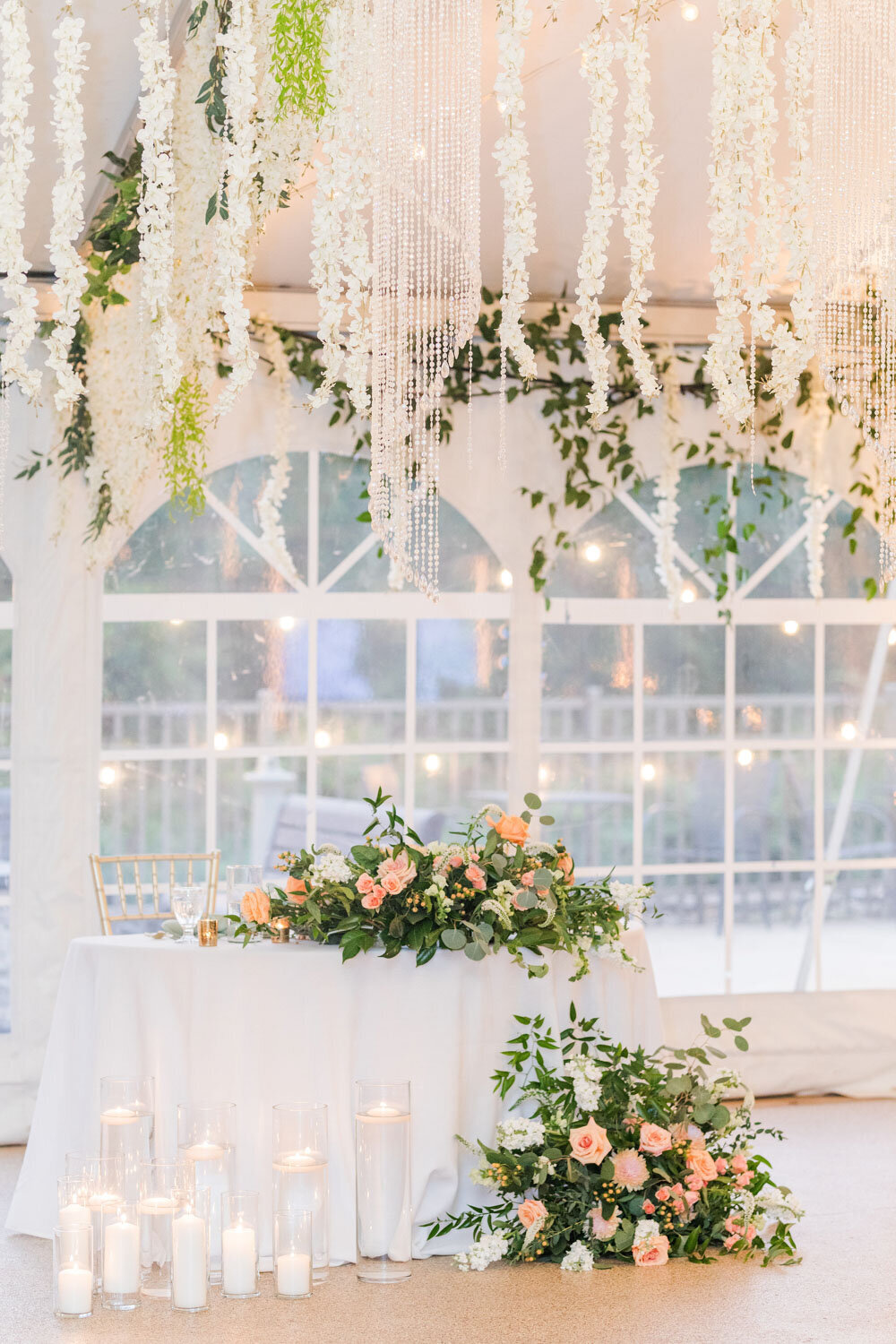 Elegant wedding decor with flowers in the table