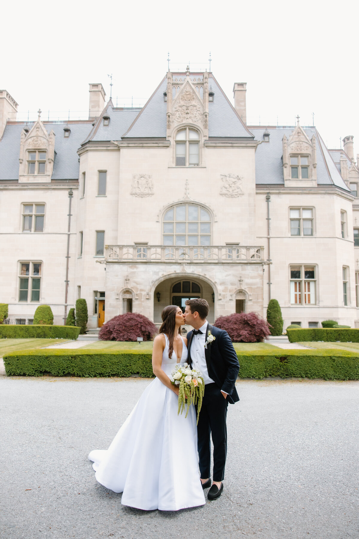 wedidng-portraits-at-newport-harbor-island-wedding