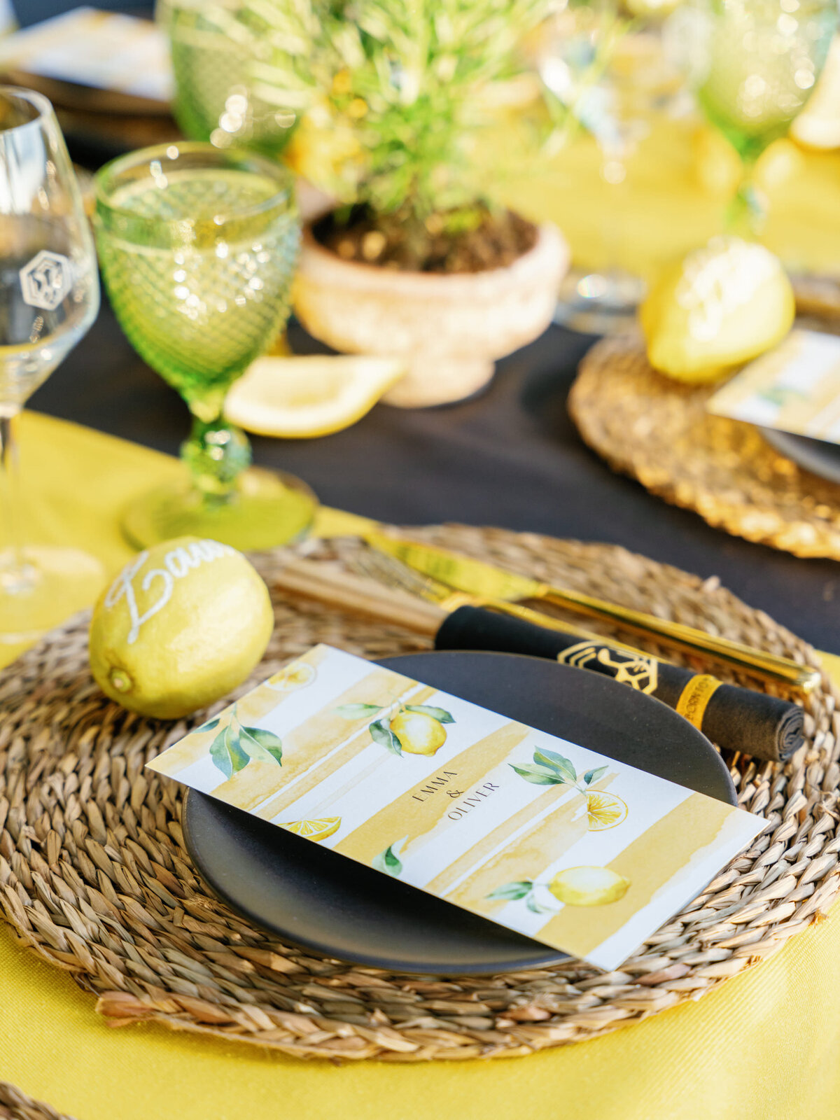 Yellow_Black_dinner_table