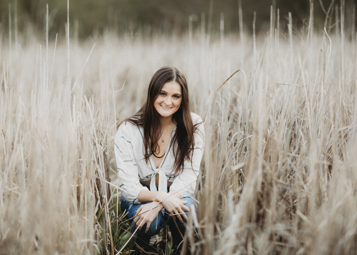 senior-portrait-girl-field