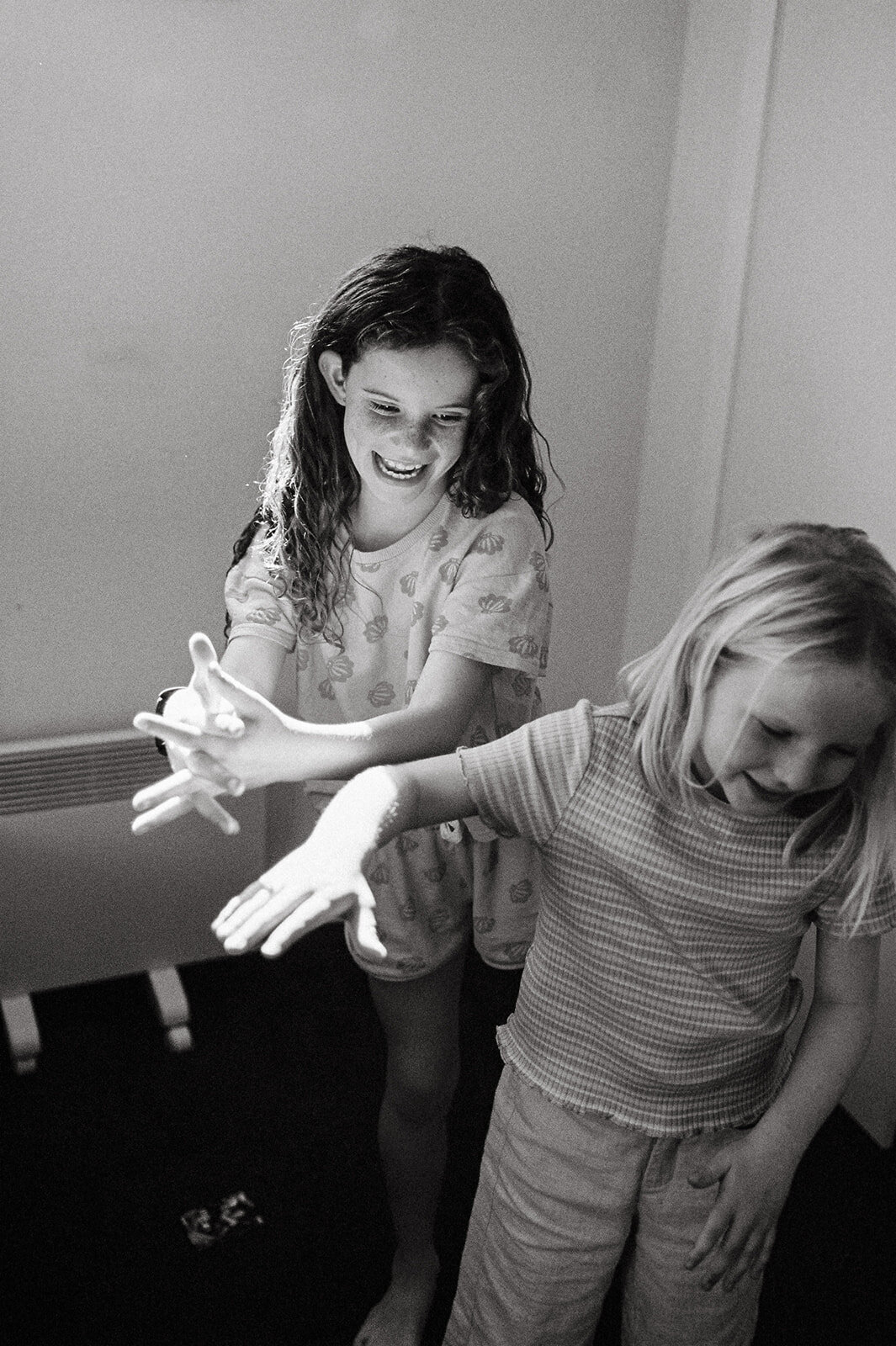 torquay-family-photographer-in-home-session-on-35mm-film-bobby-dazzler-photography-21