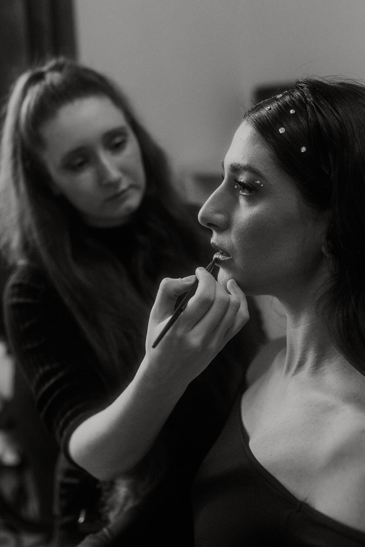 Backstage shooting disco chic : la make-up artist Clémence Bartolo à l'oeuvre
