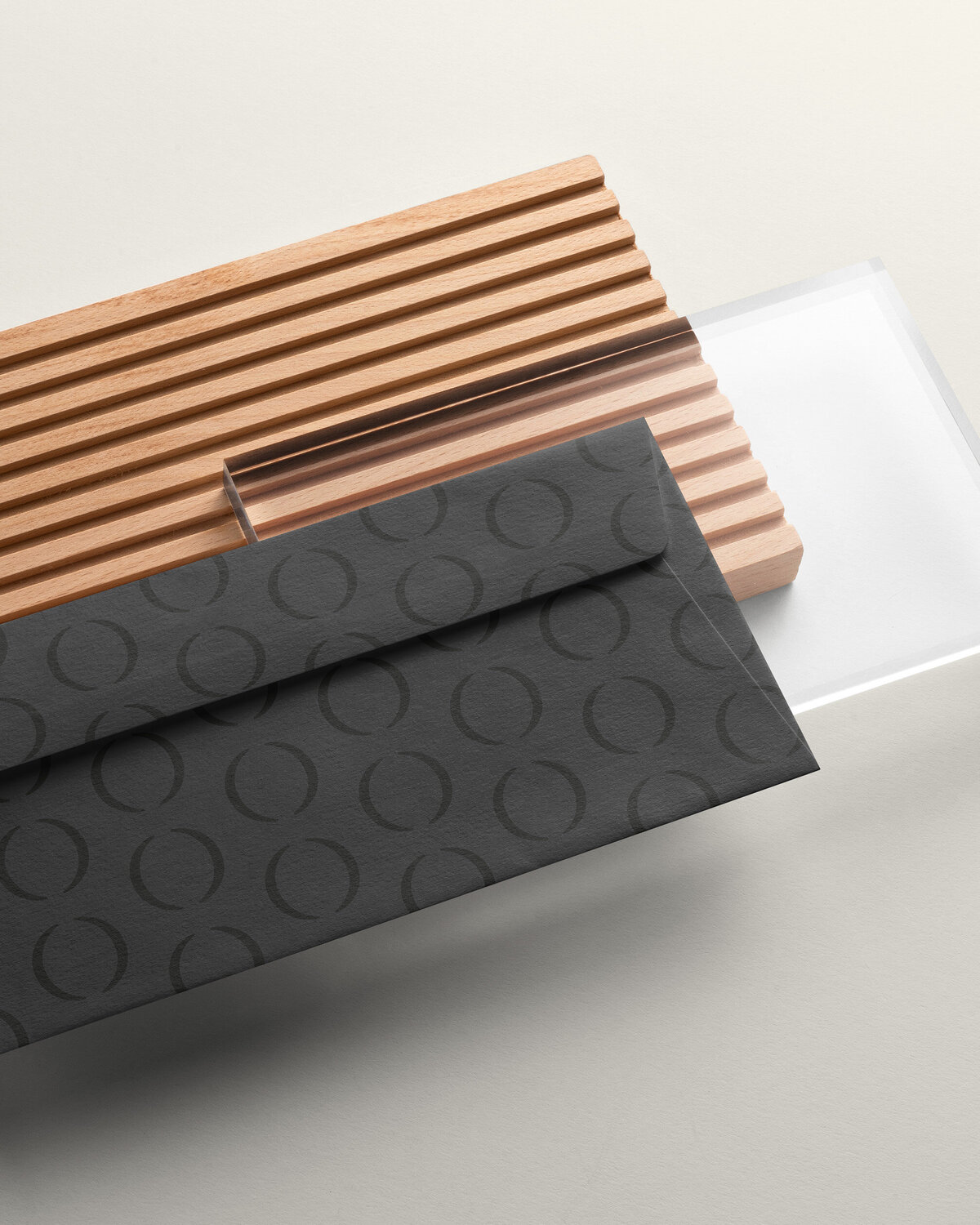 Luxe envelopdesign met blinddruk patroon voor Formis
