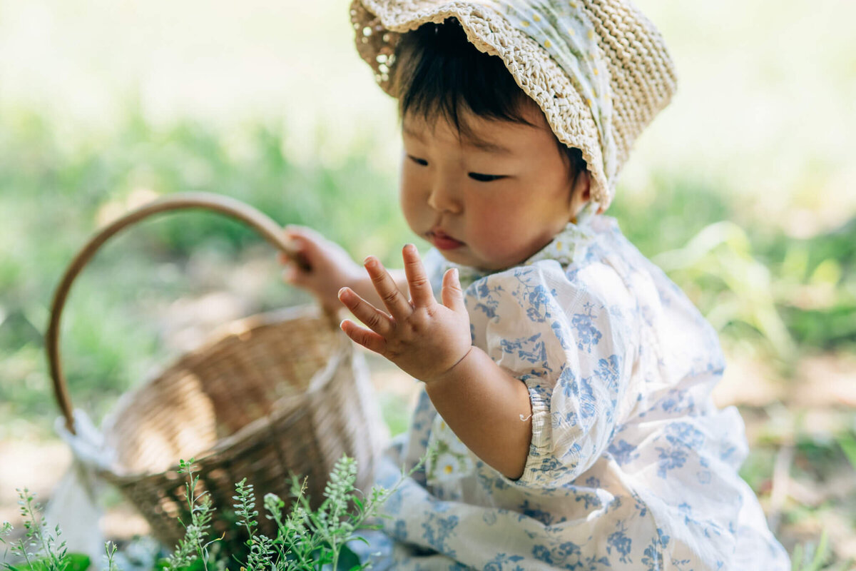 自分の手を見つめる赤ちゃん