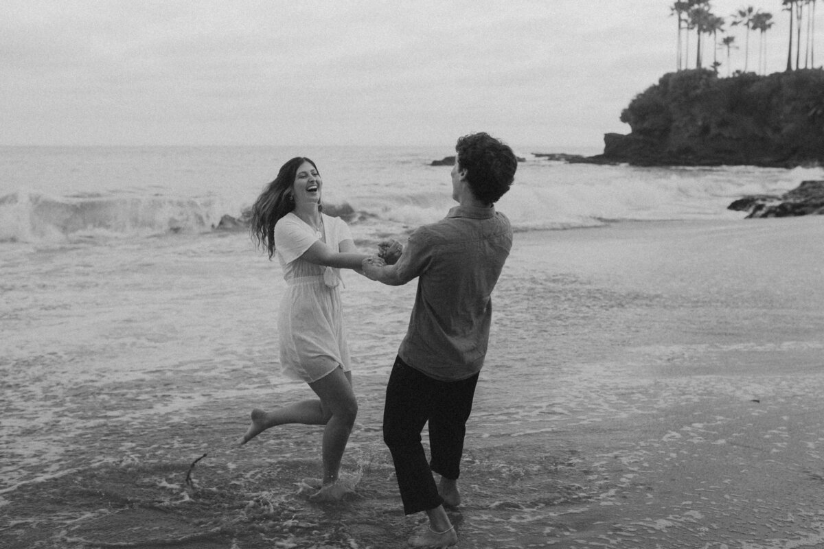 playful-couple-moments-on-laguna-beach
