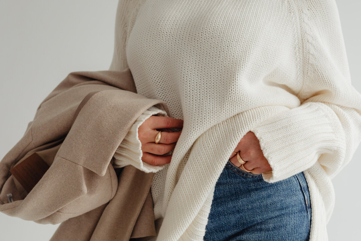 kaboompics_woman-in-white-sweater-gold-rings-jewelry-jeans-beige-wool-jacket-29426