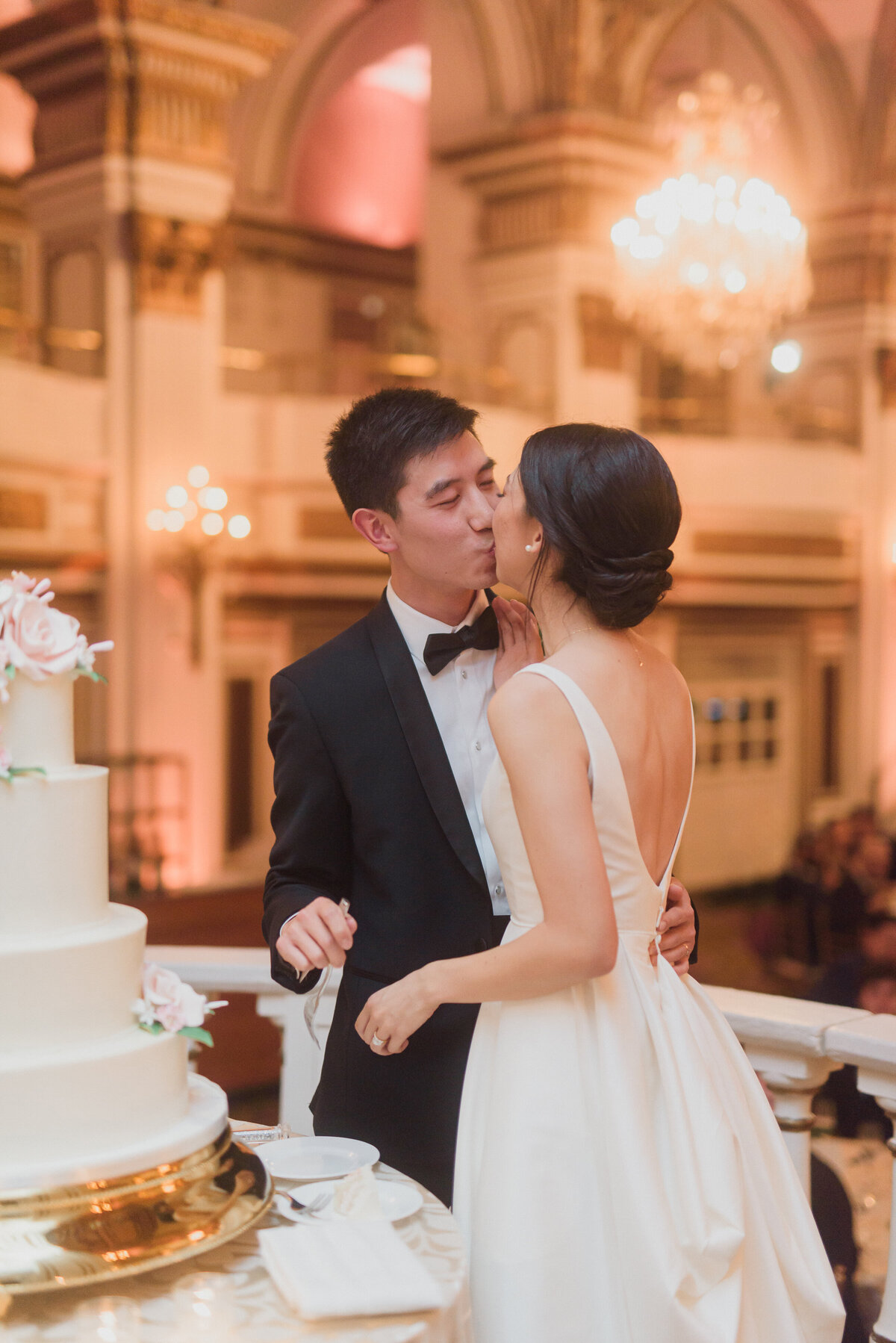 boston-wedding-photographer-seamless-photography-fairmont-hotel-wedding-reception-cake