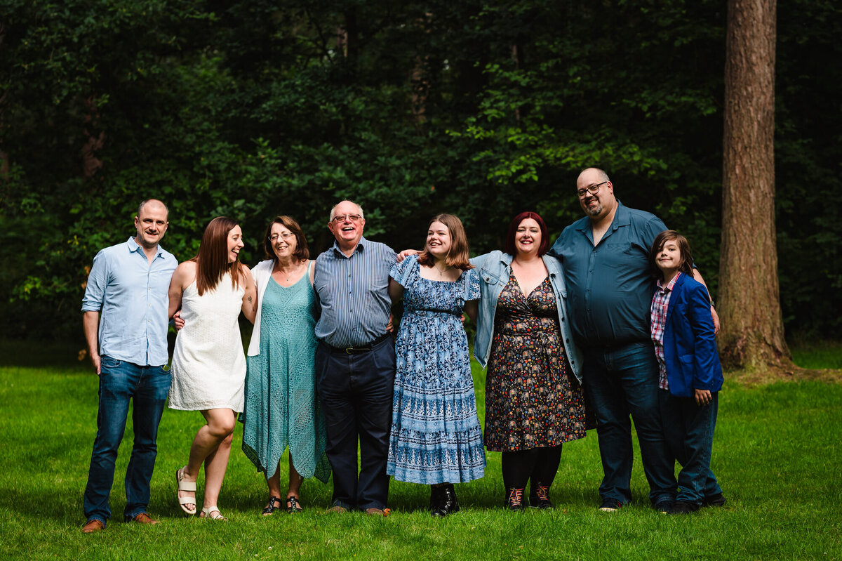 Posed photo of whole family during wakelrey woods photoshoot