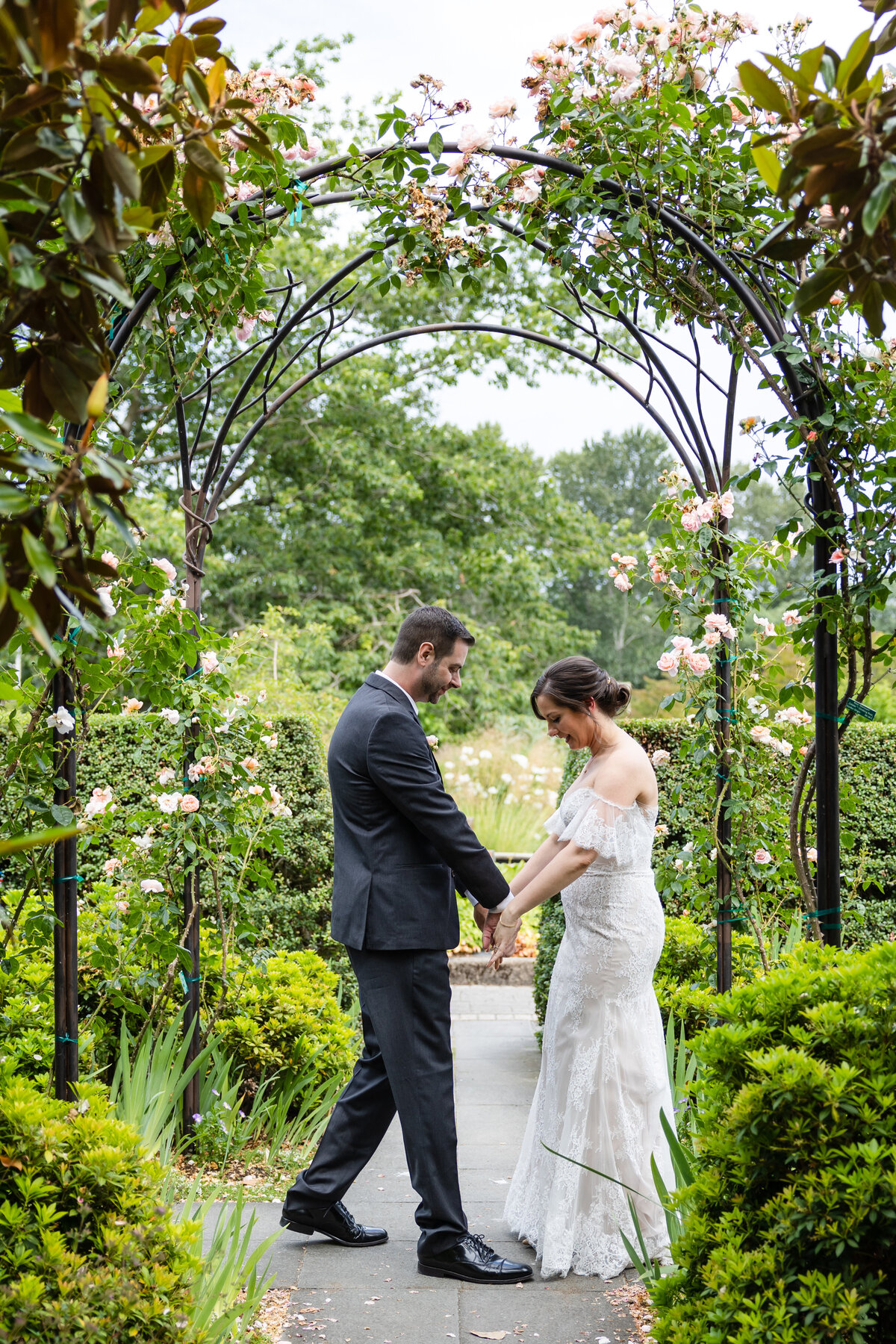 uw-center-for-urban-horticulture-outdoor-wedding-venue-seattle-wedding-photographer-008