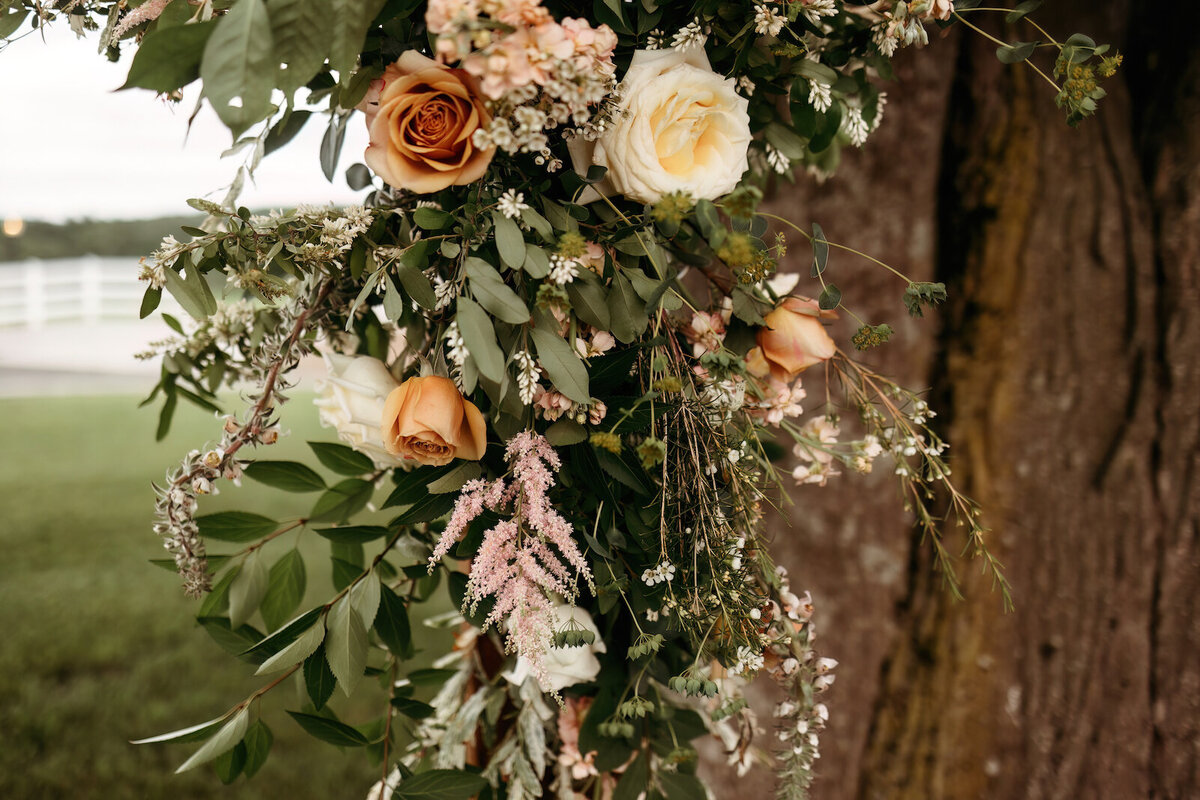 raymond-farm-new-hartford-ct-wedding-flowers-ceremony-arch-petals-plates-4