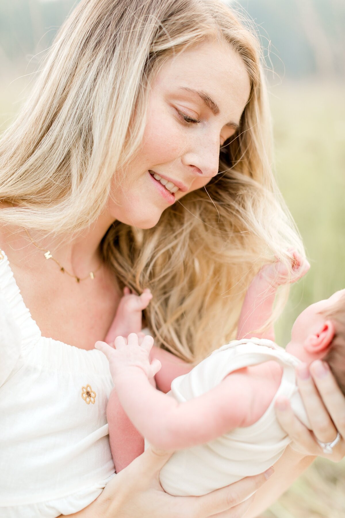 alexandra-robyn-baby-photos-one-week-boy-field-family_0009