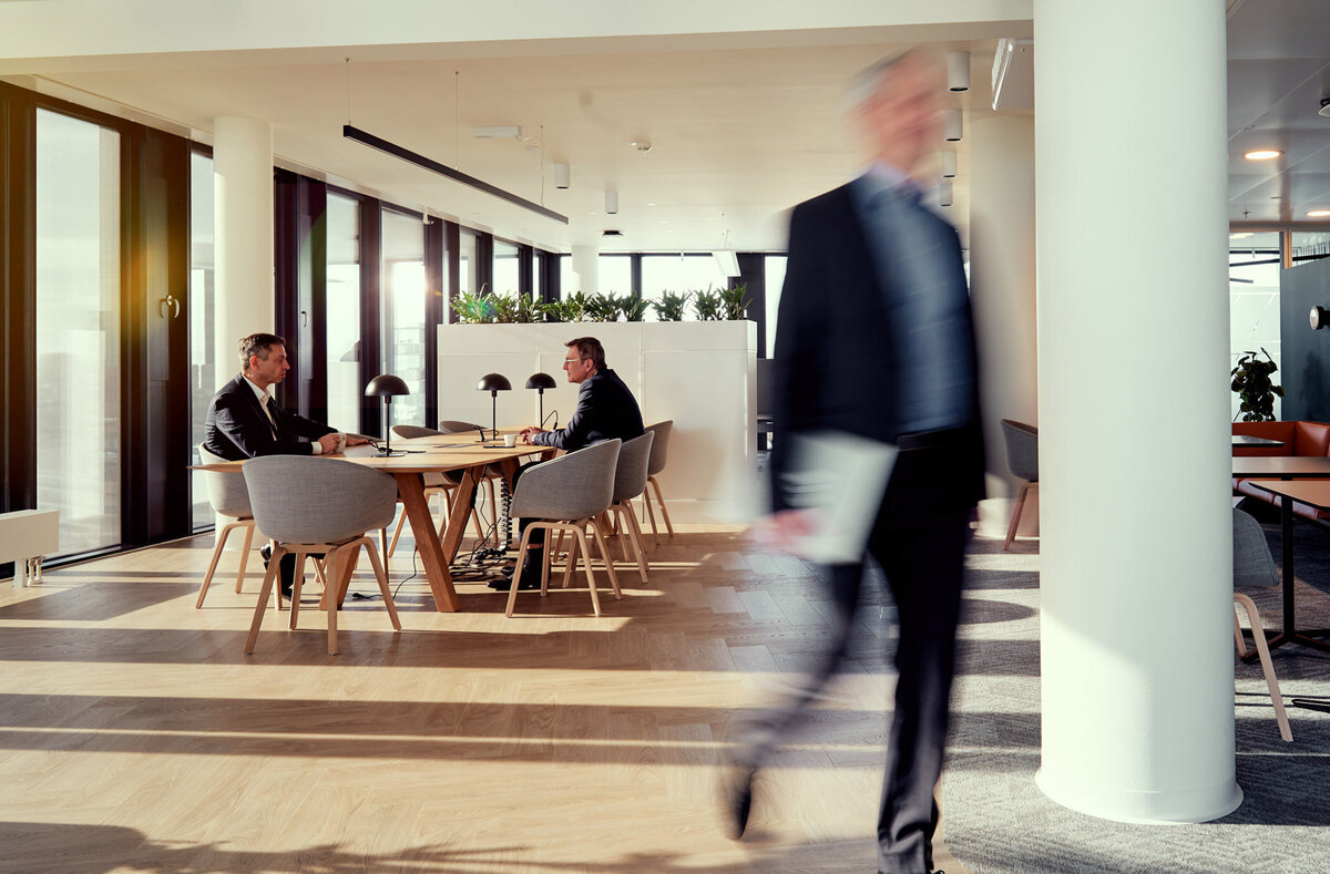 Unternehmensszene im HPE-Büro – Businessfotografie mit natürlichem Licht und architektonischem Bezug, fotografiert von Atelier Schulte. Ideal für HR, Branding und Geschäftsberichte.