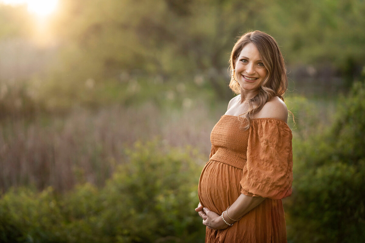 NJ baby photographer captures mom during her pregnancy in a rustic field