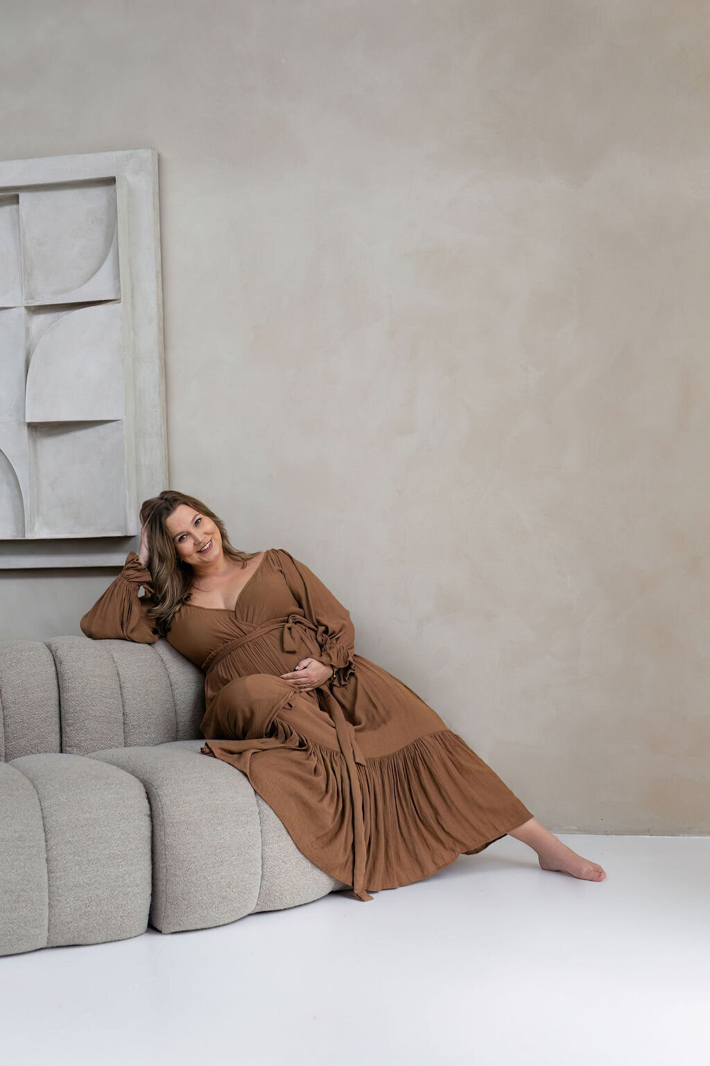 Zwangerschapsshoot in daglicht studio Atelier Oost Amsterdam