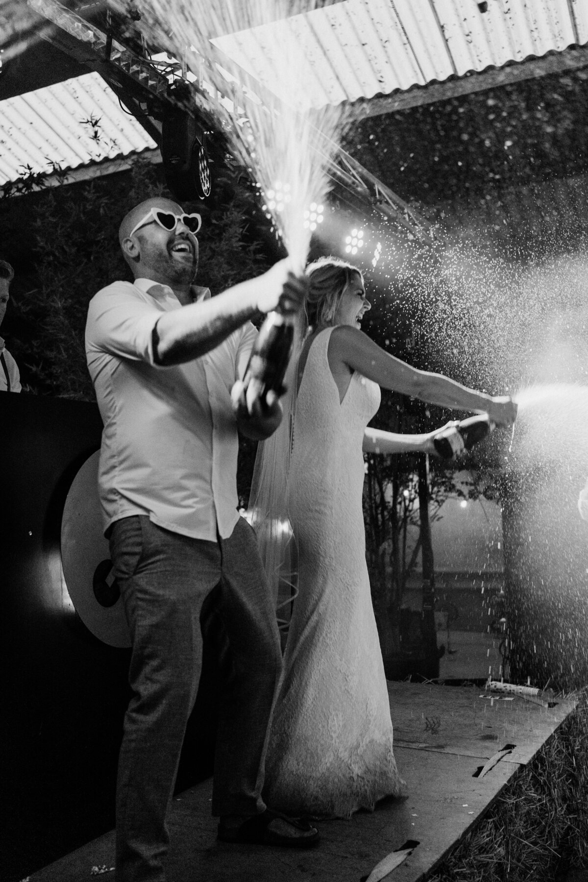 Feestelijke opening van het feest op een bruiloft. Champagne vliegt door de lucht. 