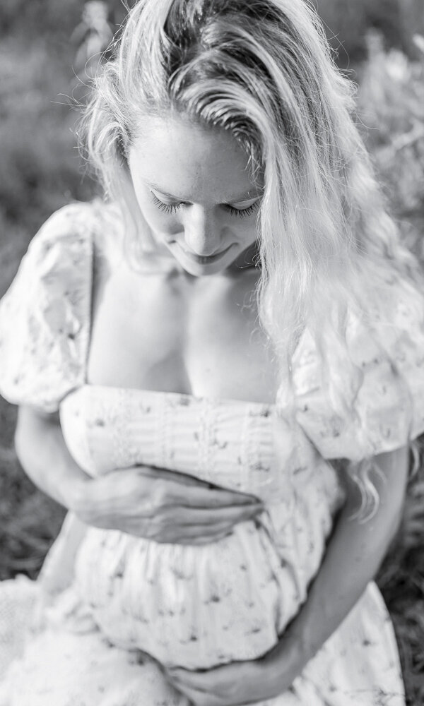 Black and white image of a pregnant woman By Nashville maternity photographer Kristie Lloyd
