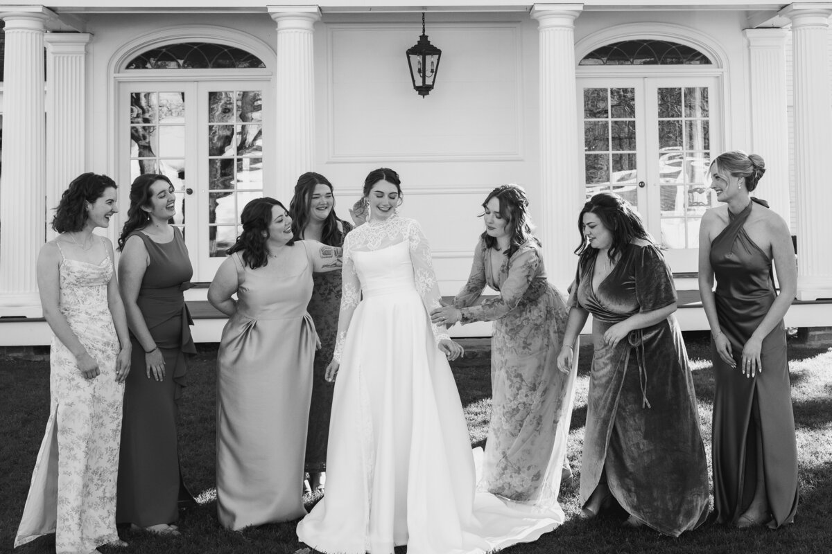 bridal-party-portraits-at-smith-farm-gardens-ct