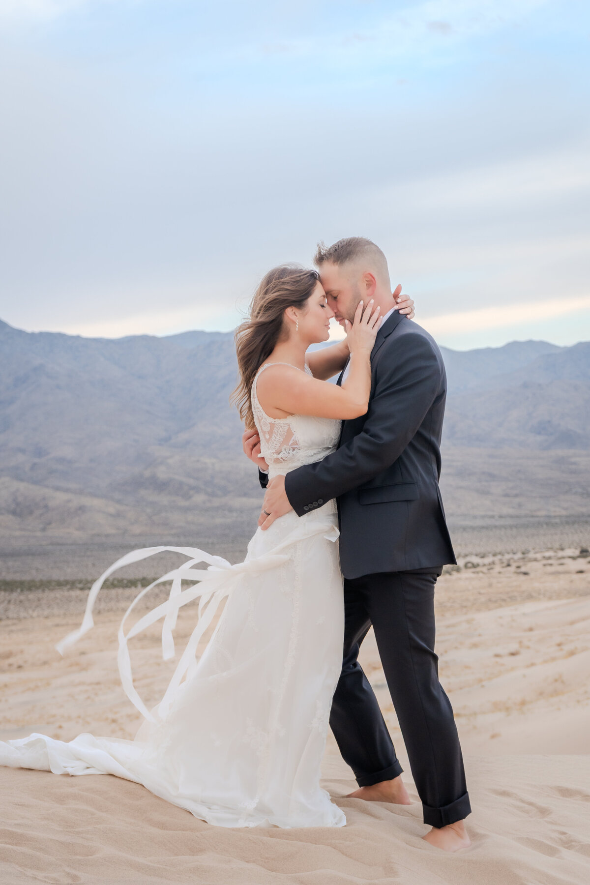 bride-groom-elopement-Kelso-Dunes
