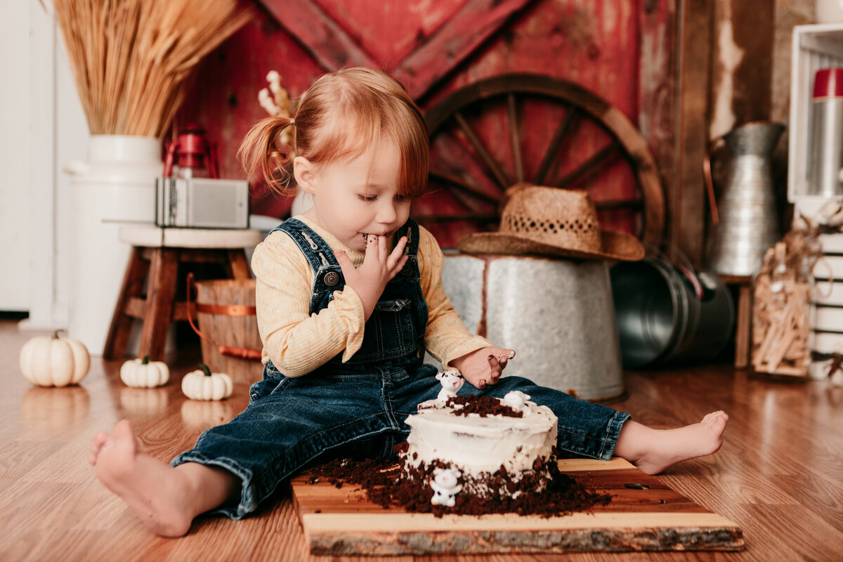 Girl with overalls and rustic cake