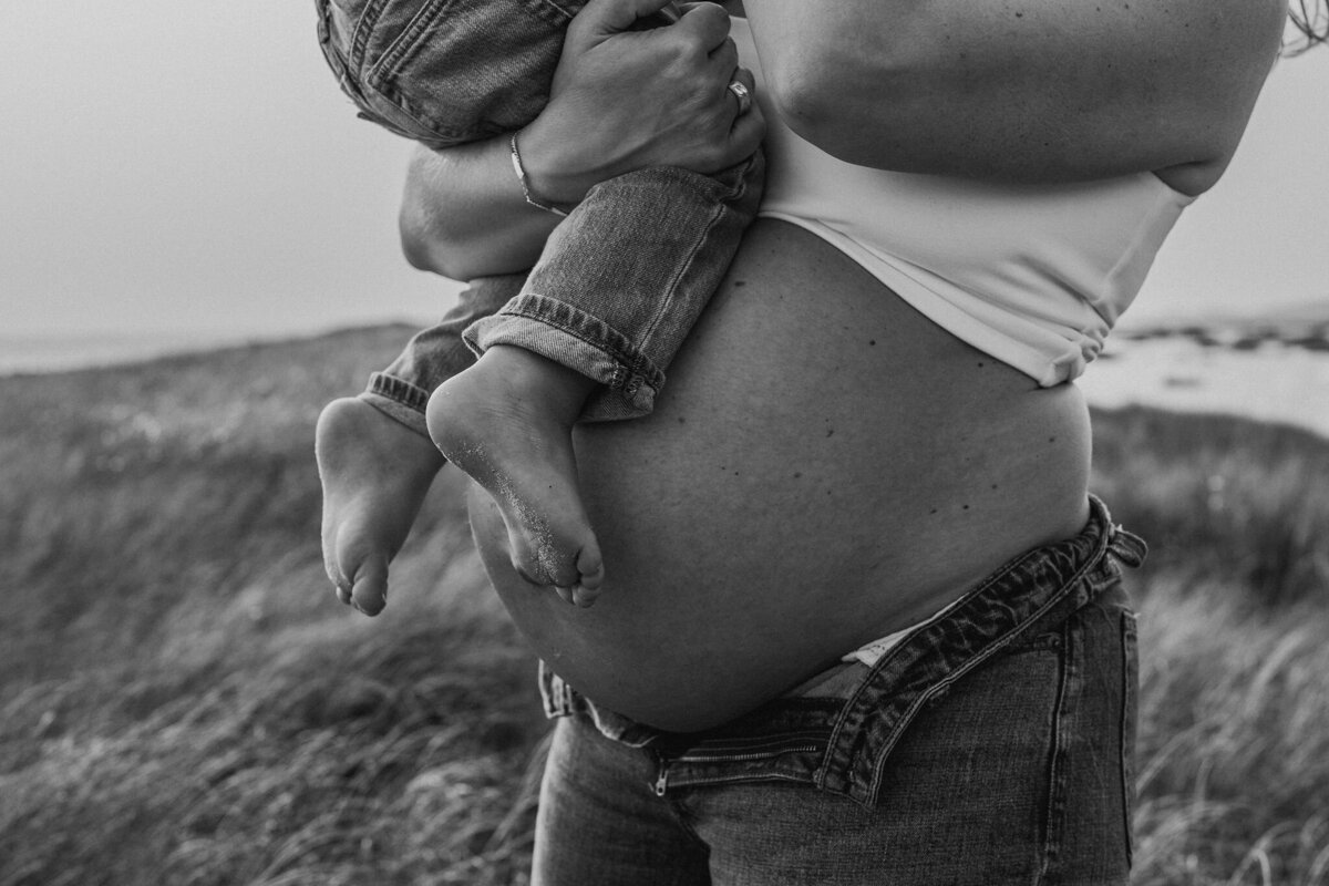 Atlantic Highlands, NJ photographer. Atlantic Highlands, NJ maternity photographer. Maternity photographers nj, maternity photographers in nj. Monmouth County photographer. New Jersey beach maternity photoshoot. Sandy Hook Beach, NJ photographer.