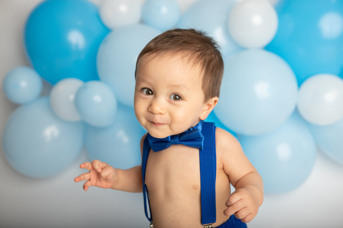 Birthday baby boy with a blue balloon garland