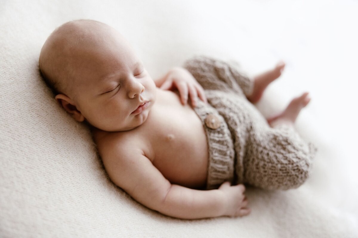 00008brendaolie-naturalnewborn-fotograaf 
