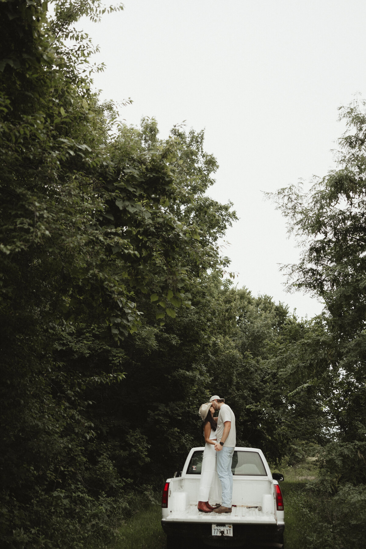 Wildflowercouplessessionwithtruck_emilyarwinephoto-56