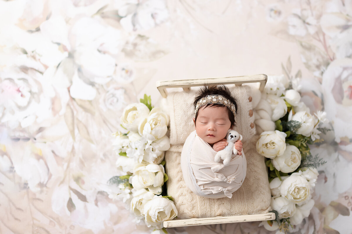 Bed (fully wrapped) - 2022-06-14 - Alexis' Newborn Session - 32 days (Amy Nguyen)024_3
